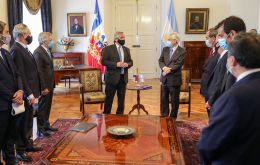 Sebastián Piñera y Alberto Fernández con miembros de su gobierno en el Palacio Presidencial, Casa de la Moneda, Santiago de Chile 