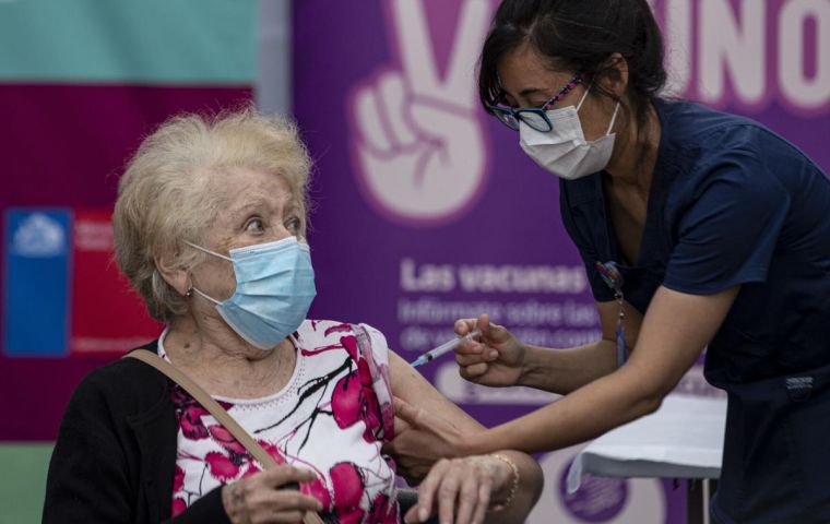 Of the total number of people immunized, 91,843 are over 85 years old, since the Chilean vaccination plan began with this age group considered to be at most risk