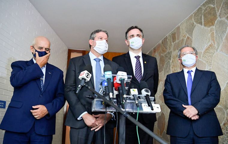 Senate president Rodrigo Pacheco, next to Economy minister Paulo Guedes and Lower House leader Arthur Vila emphasized that emergency aid and the Covid-19 vaccines are the “absolute priority”