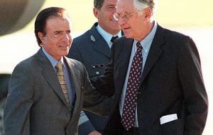 With foreign minister Guido Di Tella, Menem's government implemented a charm policy towards the disputed Falkland Islands 