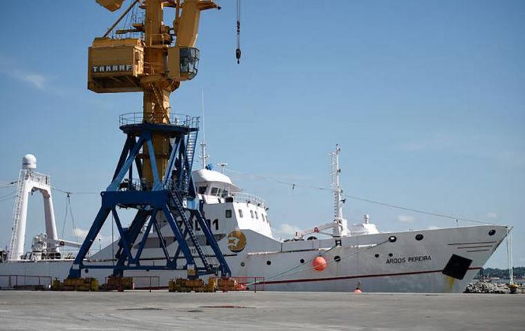 The trawler Argos Pereira left Canary Islands, having complied with all the protocol testing.
