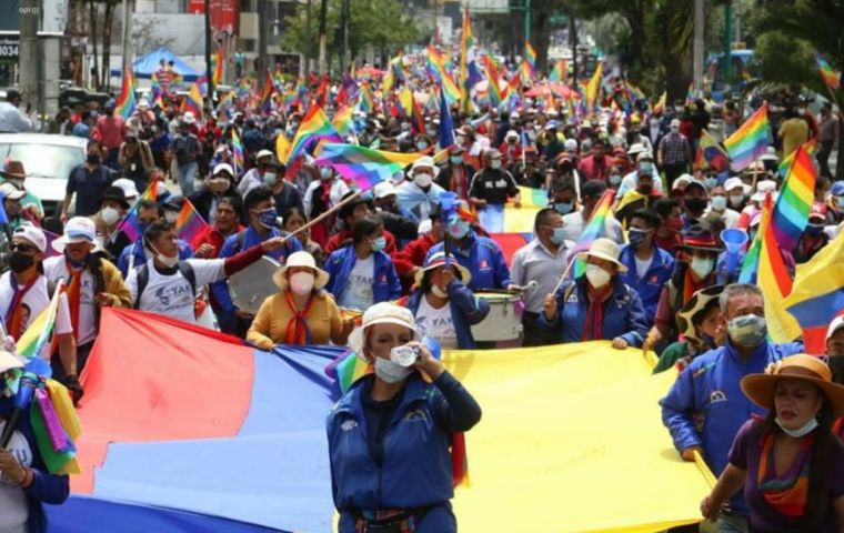 Demonstrators arrived in Quito carrying the flag of the Pachakutik party that backs Perez, and shouting slogans, including “transparency yes, fraud no.”