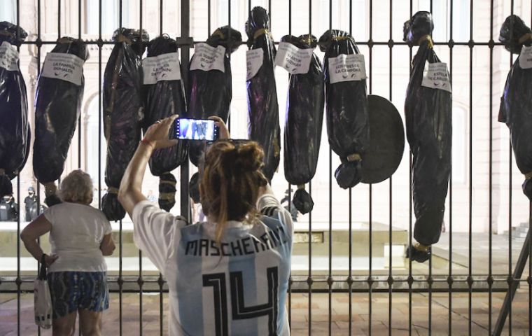 Stuffed black death bags were hanged from the grid surrounding Government House (Pic TELAM)