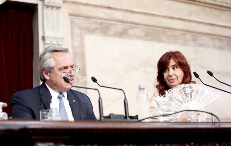 El presidente Fernández habla en el Congreso junto a Cristina Kirchner.  Foto: Prensa del Senado