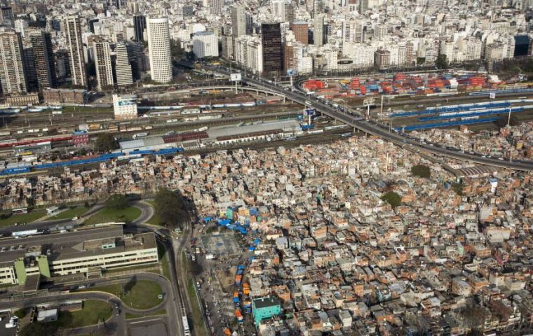 In the Buenos Aires suburbs, 3.7 million people do not have access to water mains and 6.8 million do not have sewers
