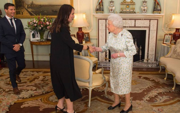 PM Jacinda Ardern and Queen Elizabeth in 2018. (Getty)