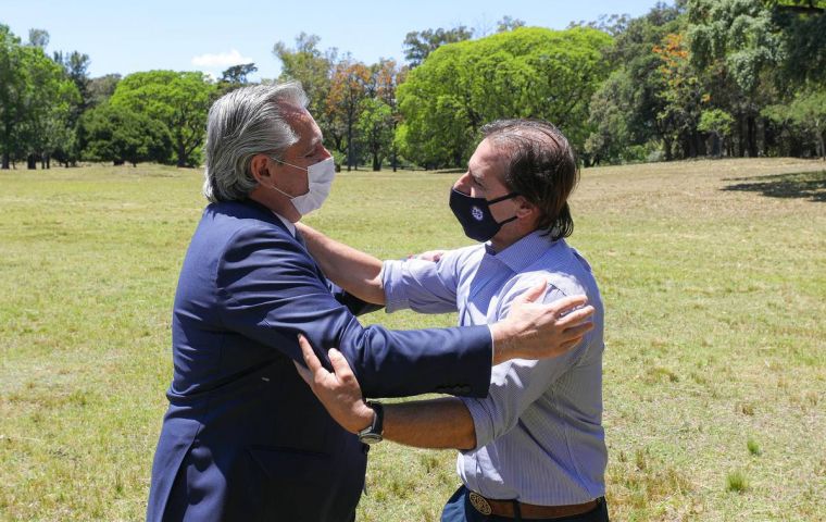 El presidente uruguayo Luis Lacalle Pou con su homólogo argentino Alberto Fernández