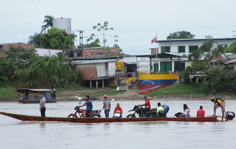 Thousands of displaced Venezuelans have crossed into Colombia to escape the conflict in recent weeks. (Photo: EFE)