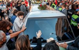 Crowds gathered outside the Junín cemetery for a closer farewell despite social distancing required under the coronavirus pandemic