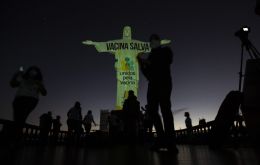 “Vaccines save, could be read on the statue of Jesus Christ in Rio