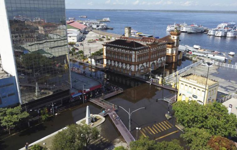 The Rio Negro reached its highest water level since records began in 1902, with a depth of 29.98 meters at the port's measuring station