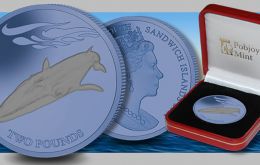 The coin in dark blue titanium remains with the natural color of the titanium metal to replicate the grey color of the species