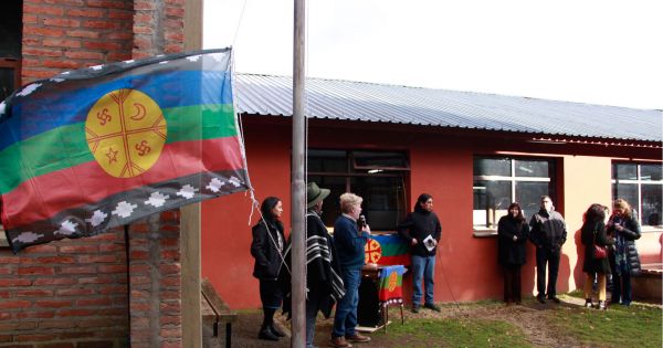 Bandera mapuche ondeando en universidad argentina en Patagonia — MercoPress