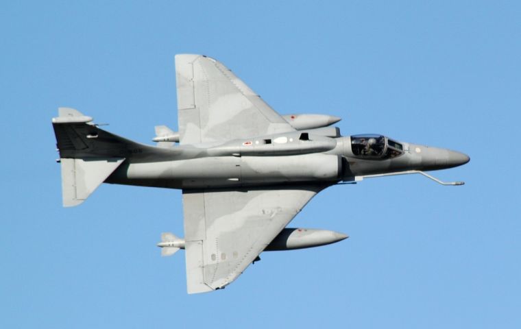 The jets surprised Ushuaia residents since they circled twice the city at a relatively low altitude and then left for the Beagle Channel before disappearing.