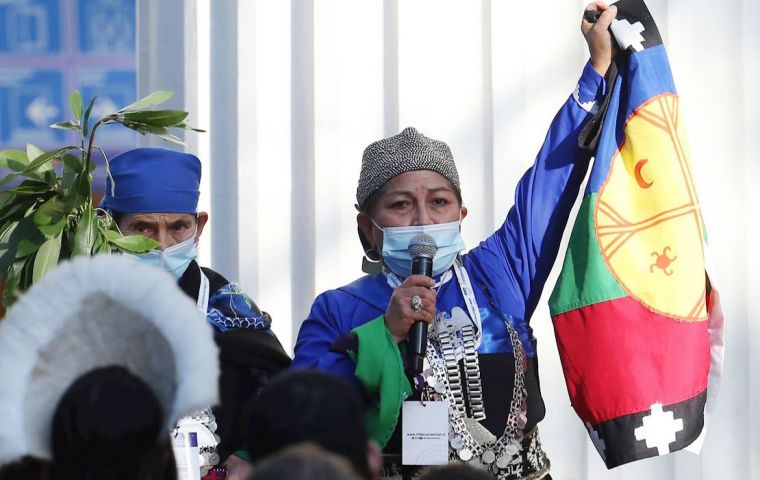 Loncón was a participant in the design of the Wenufoye flag of the Mapuche people, in 1992