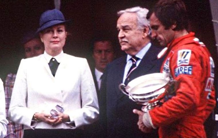 Reutemann received the trophy from Prince Rainier and Grace Kelly after winning the Monaco Grand Prix in 1980