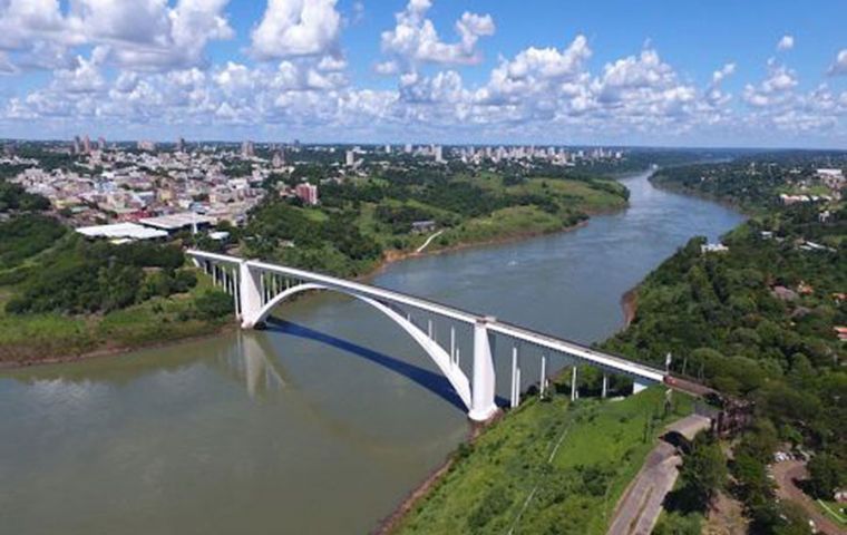 The International Bridge of Friendship across the Paraná River was built in the early 1950s and early 1960s.