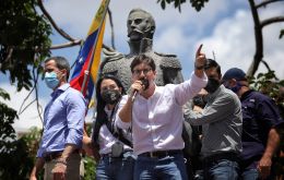 Guevara showed in a live broadcast through his Instagram account when agents of the Maduro regime approached him on a Caracas’ highway