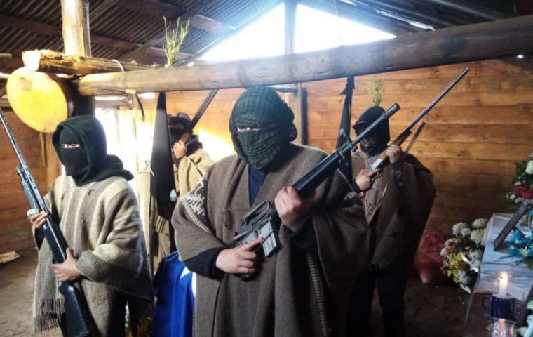 During the funeral, the casket was carried by individuals with masks and holding high caliber weapons. Following Mapuche rites several fire bursts were heard.