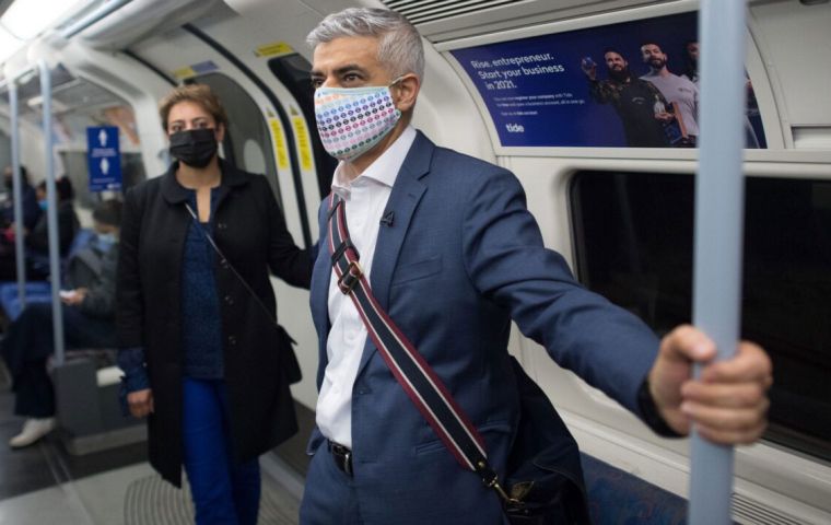 “Making mask wearing compulsory again would make people feel safer and encourage them to use the Tube”, Mayor Khan says