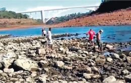 Yes. People can walk across the Parana river border. (Pic ABC Color)