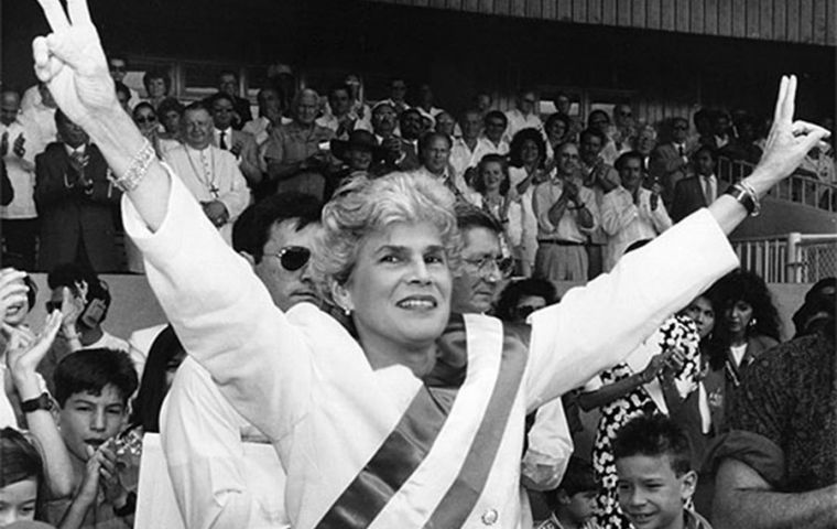 La Prensa's former owner Violeta Chamorro had beaten Ortega in the 1990 elections.