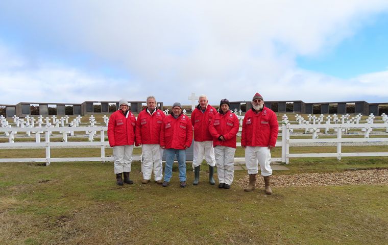 HPP2 team: Jane Taylor, Fondebrider, head of the Forensic Unit, Corbaz, project manager, John Clark, Mercedes Salado, forensic anthropologist and Derek BeneDix, forensic archaeologist