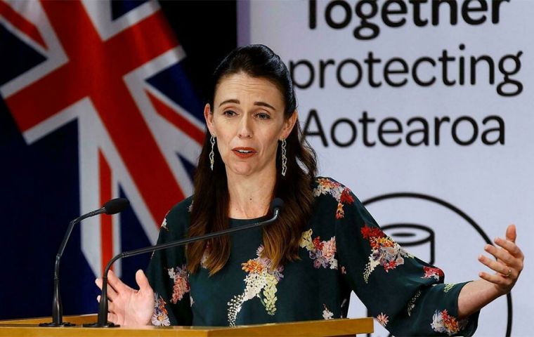 “We don’t have an idea of the magnitude of the Delta outbreak, but we must continue to be cautious”, pointed out PM Jacinda Ardern at a press conference