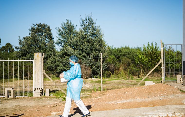 Photo: A nurse carries a batch of Pfizer vaccines in San José, Uruguay (Sebastián Astorga/MERCOPRESS)