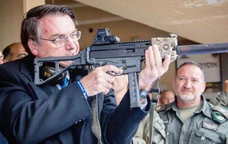 If you don't want to buy a rifle “don't pump up the balls” of those who do, said Bolsonaro    