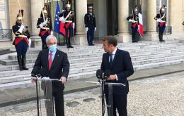 “You can count with all the support of France in this brave task of drafting a new constitution, in this historic moment”, said Macron next to Piñera at the Elysée Palace.