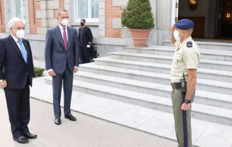 The Chilean president with the King of Spain, Felipe VI.