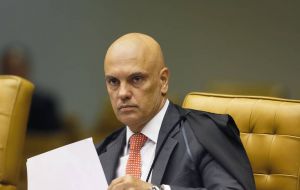 Bolsonaro focused his attacks on STF member Moraes anticipating he will not abide by his decisions. The President said to the crowds “only God would remove me from office”