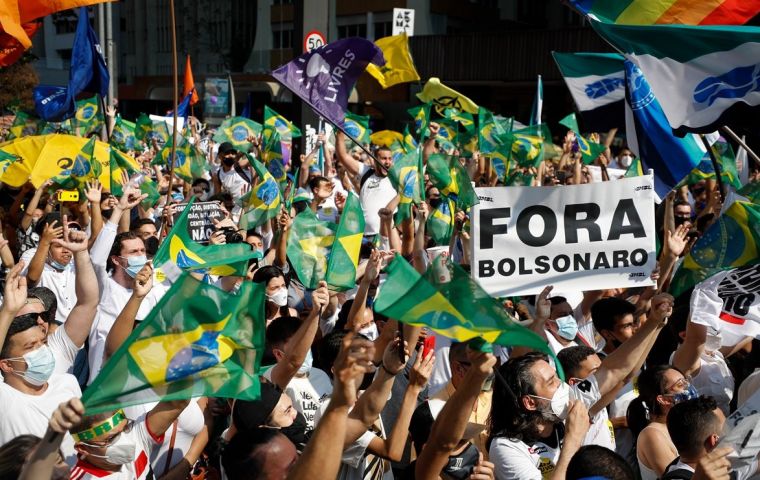 The protests were not endorsed by Lula or his PT Party and some demonstrators chanted against him and Bolsonaro alike