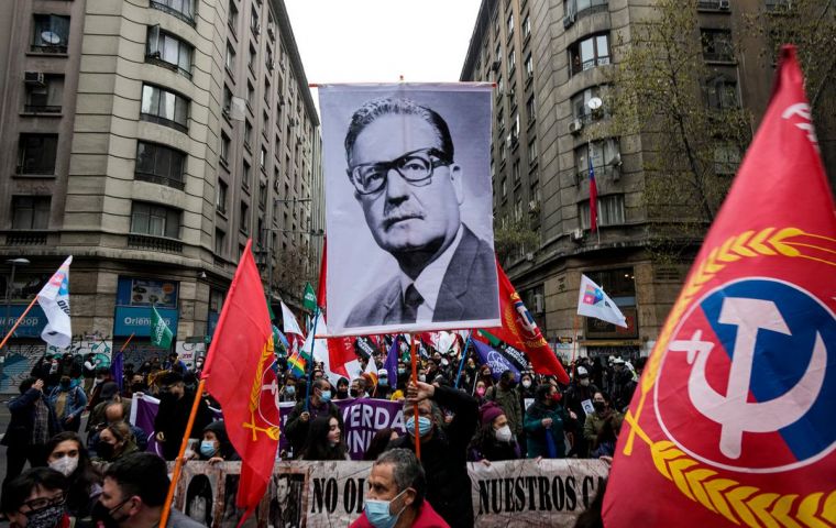 The traditional march in the Chilean capital recalling the coup set a bus on fire, stoned other public transport, set up barricades and fought with the Carabineros