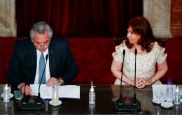 Argentina's president hands over cabinet leadership to his vice-president's nominee and reaches a truce in the political crisis
