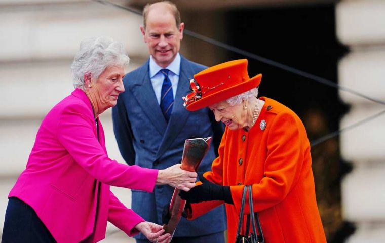 Dame Louise Martin, the Earl of Wessex, and the Queen with The Queen’s Baton