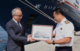 Minister Daryanani and Captain Rommel Pineda engaged in the traditional exchange of plaques at the Gibraltar cruise terminal. 