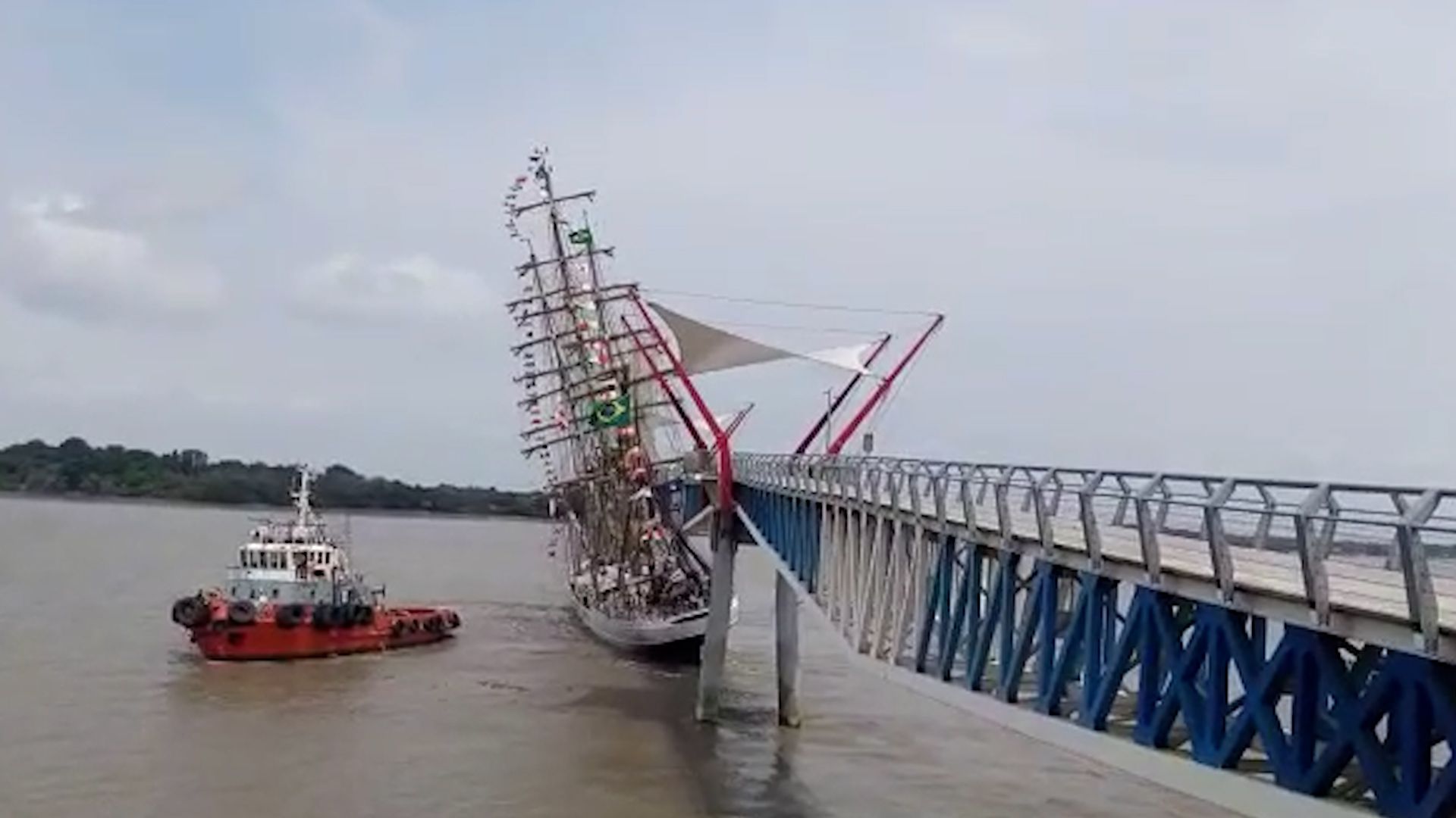 Brazilian Navy sailship hits pedestrian bridge in Guayaquil