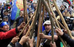 The Mapuche rebels (who are officially supported by the Argentine federal government) left threats against Governor Carreras and British businessman Joe Lewis as well as the Benetton family 