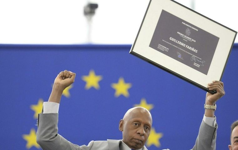 Guillermo Fariñas, the Sarajov Freedom Prize was detained several hours and questioned about the scheduled 15N march 