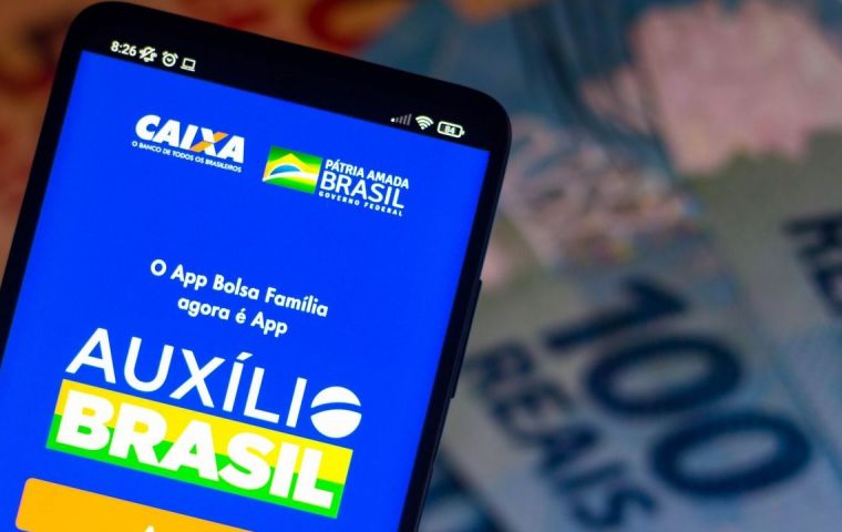 Auxilio Brasil replaces the previous program, the two decades Bolsa Familia, a mainstay of the Workers Party,-- now in opposition--, and its leader Lula da Silva.