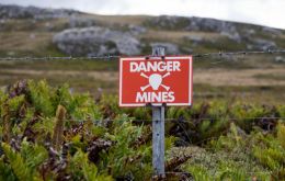 Retirar vallas con sus propias advertencias de peligro de campos anteriormente minados después de casi cuatro décadas. 
