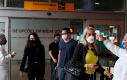 Unvaccinated Brazilians and foreign residents need to undergo a 5-day quarantine<br />
