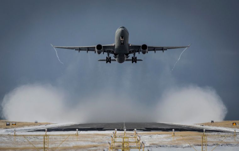 El 15 de diciembre, Argentina publicó en su sitio web que tiene la intención de patrocinar dos vuelos humanitarios a las Islas Malvinas en diciembre y enero.