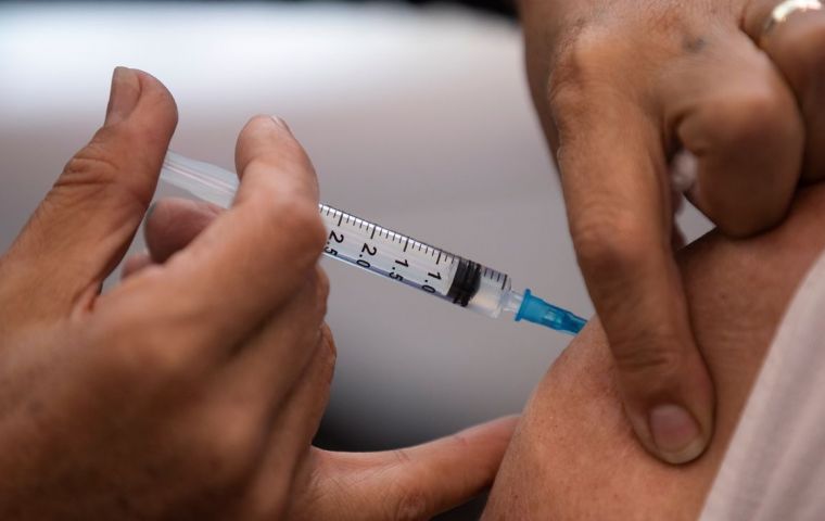Chileans without a third dose are tantamount to unvaccinated regarding the health pass as of next year