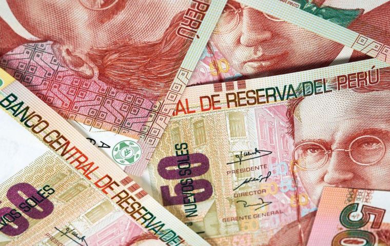 La devaluación del sol local frente al dólar estadounidense influyó en la inflación anual de Perú