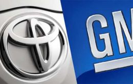 Toyota annual sales in the US grew by 10.4% to 2.3 million, while General Motors suffered a 12.9% drop to 2.2 million.