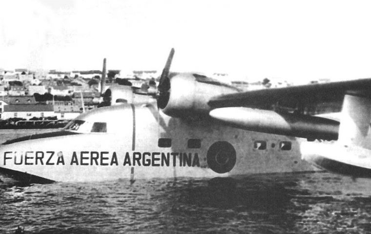 The sea plane Grumman HU-16 Albatros, from the Air Force, which started linking Stanley with Comodoro Rivadavia twice monthly