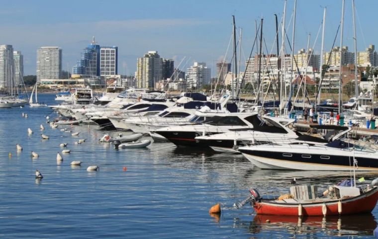 According to press reports, the solution lies in boat owners submitting their own safe corridor protocols for verification by sanitary authorities.